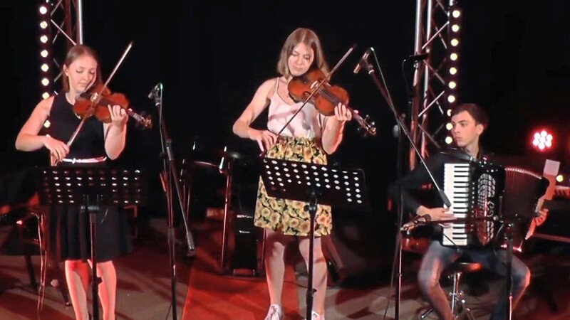 Simon Csokan und befreundete Musiker standen für ein Live-Konzert ohne Publikum, das online übertragen wurde, gemeinsam auf der Bühne.
