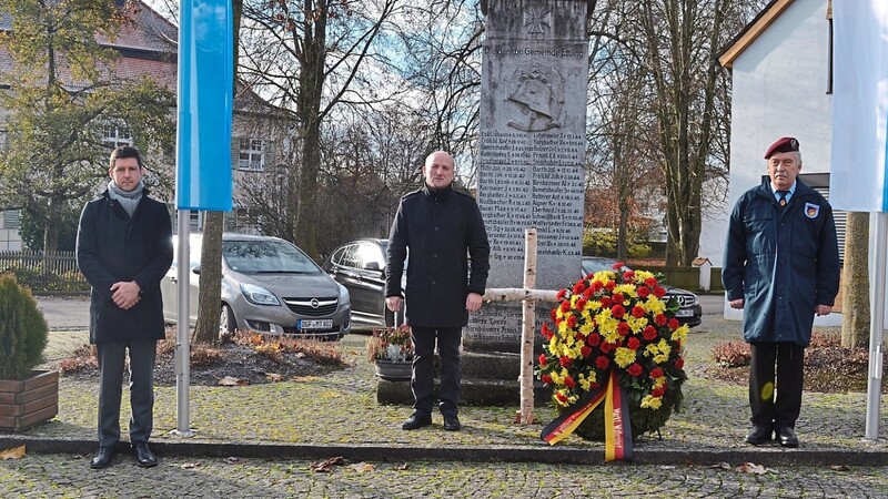 Vor der Messe am Sonntagvormittag wurde von Bürgermeister Franz Aster (Mitte), seinem Stellvertreter Daniel Schneider (links) und vom 2. KRK-Vorsitzenden Josef Waldherr ein Kranz am Denkmal niedergelegt.