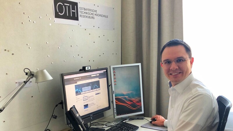 Der Studiendekan der Fakultät Informatik und Mathematik, Prof. Dr. Markus Westner, betreut derzeit viele Studierende der OTH in Regensburg in Videokonferenzen.