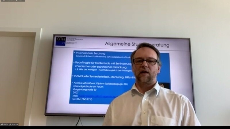 Der Dekan der Fakultät Informatik und Mathematik, Prof. Dr. Christoph Skornia, begrüßte die Erstsemester an der OTH in Regensburg in einer Videokonferenz.