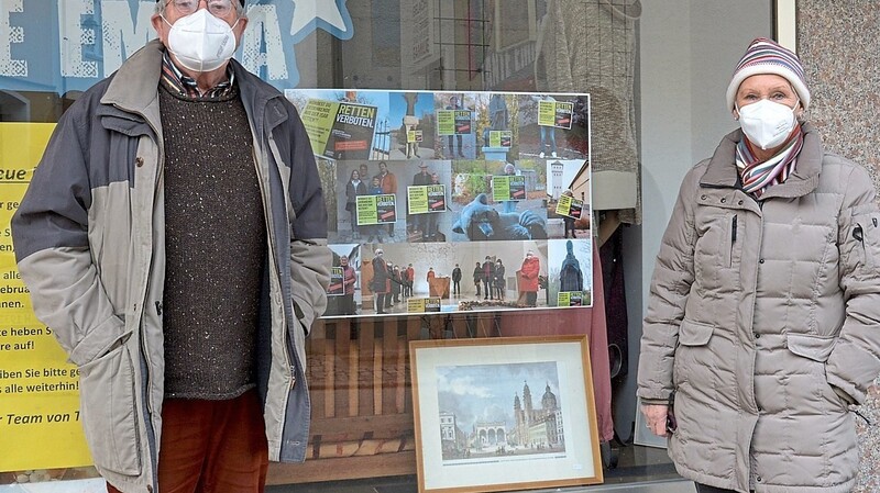 Klaus Reichel und Ruth Botzki-Holleber am Schaufenster von Tante Emma mit dem Amnesty-International-Plakat.