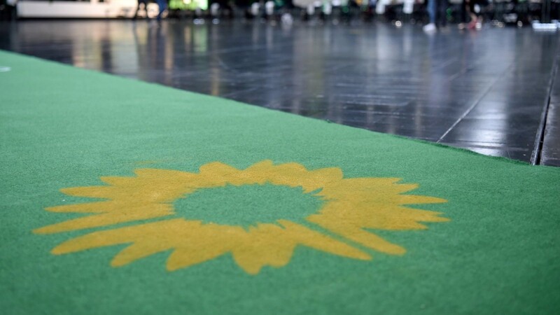 Das Logo der Grünen, eine Sonnenblume, ist auf einem grünen Teppich zu sehen. Noch hat sich die Partei nicht festgelegt, wer Spitzenkandidat sein soll.