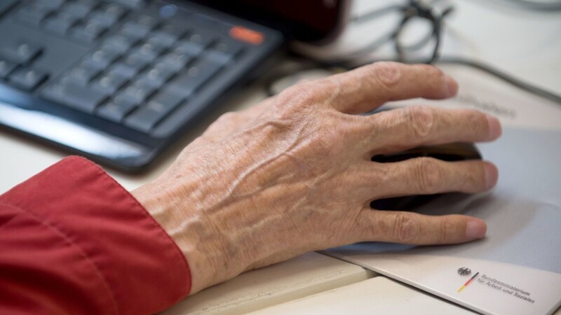 Ältere Menschen sollten nach Empfehlung eines Expertenberichts bei der Digitalisierung stärker berücksichtigt werden.