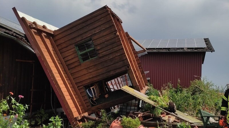 Ein umgestürztes Gartenhaus zeigt das Ausmaß des Sturmes.