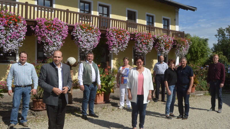 Neben den beiden Abgeordneten Florian Oßner und Dr. Petra Loibl (vorne von links) waren hochrangige Vertreter des Bauernverbands zu der Gesprächsrunde angereist.