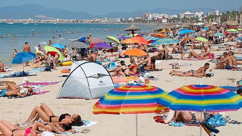 Volle Strände auf Mallorca vor Corona: Die Verbände der deutschen Reisebranche drängen auf eine Öffnungs- und eine Teststrategie für Urlauber. Andere Wirtschaftszweige sind inzwischen auch frustriert und verärgert.