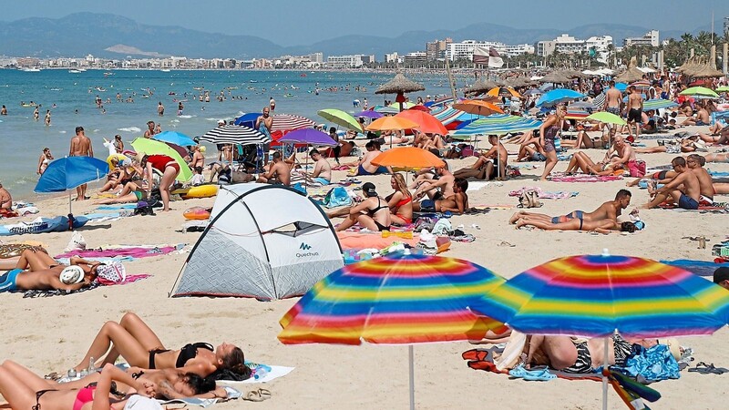 Volle Strände auf Mallorca vor Corona: Die Verbände der deutschen Reisebranche drängen auf eine Öffnungs- und eine Teststrategie für Urlauber. Andere Wirtschaftszweige sind inzwischen auch frustriert und verärgert.