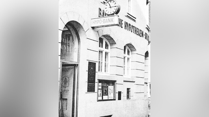 In der Mittertorstraße mit der damaligen Hausnummer 58, später dann Nummer 1, residierte die vormalige Hypobank über viele Jahrzehnte hinweg in der Mainburger Innenstadt.