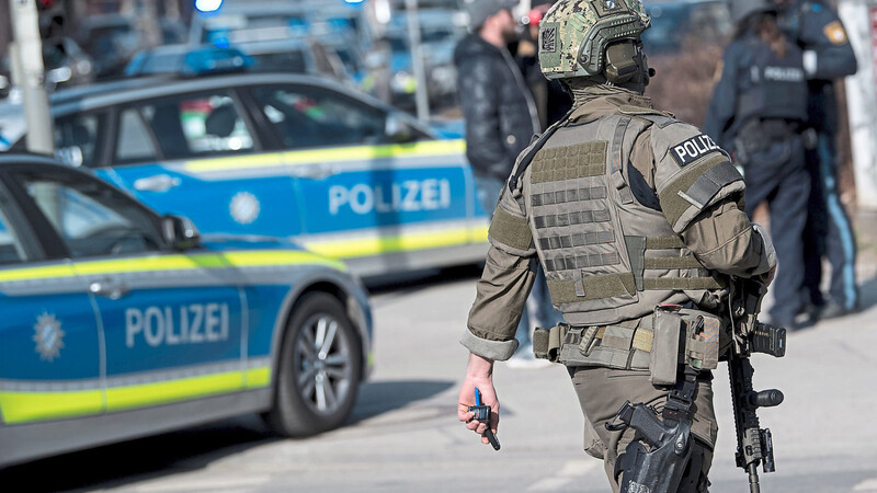 Schwer bewaffnete Spezialkräfte sicherten den Tatort im Münchner Stadtteil Au.