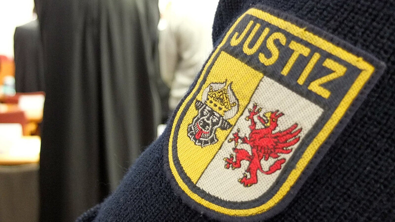 Das Oberlandesgericht München habe den Angeklagten wegen Rädelsführerschaft in einer terroristischen Vereinigung im Ausland veru