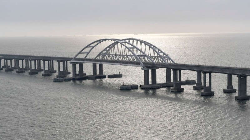 Die umstrittene Krim-Brücke - dort brannte ein Treibstoff-Waggon.