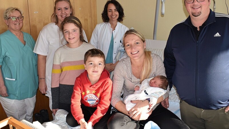 Die glücklichen Eltern und ein Teil des Teams des Donau-Isar-Klinikums mit dem Neujahrsbaby.