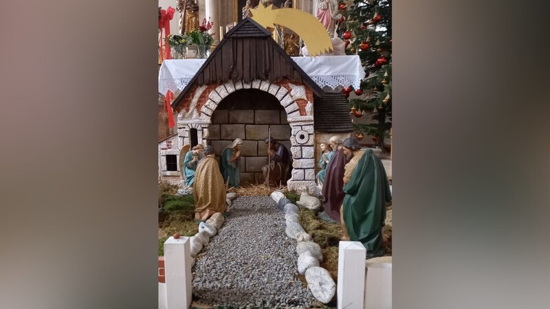 Die große Straßkirchner Pfarrkrippe zeigt das Weihnachtsgeschehen. Am 24. Dezember vervollständigt traditionell das aus Holz geschnitzte Christkind die Weihnachtskrippe.