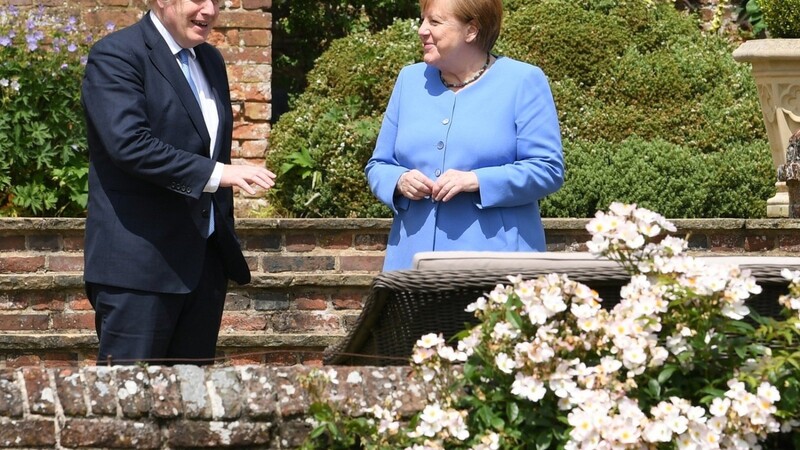 Der britische Premierminister Boris Johnson empfängt Bundeskanzlerin Angela Merkel in seinem Landhaus.
