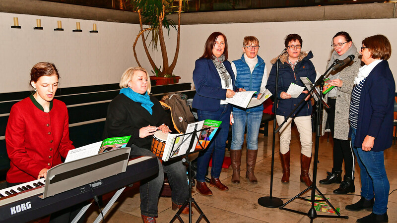 Ein kleines Orchester begleitete in St. Nikolaus von Flüe die Sängerinnen.