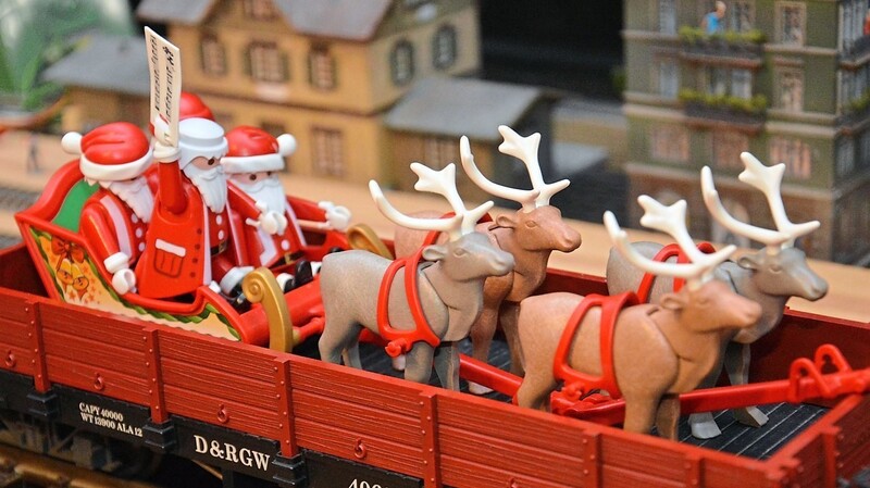Ein außergewöhnlicher Schienen-Transport: die Weihnachts-Postboten auf dem Rentier-Schlitten.
