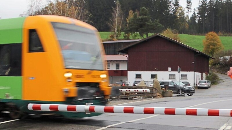 Mit 50 statt zehn Stundenkilometern können die Züge nun durch Grandmühle in der Gemeinde Geiersthal, fahren.