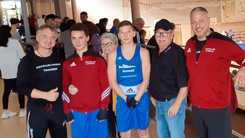 Maxi Weinzierl und Leonhard Laimer mit ihren Trainern beim Boxkampf in Altötting.
