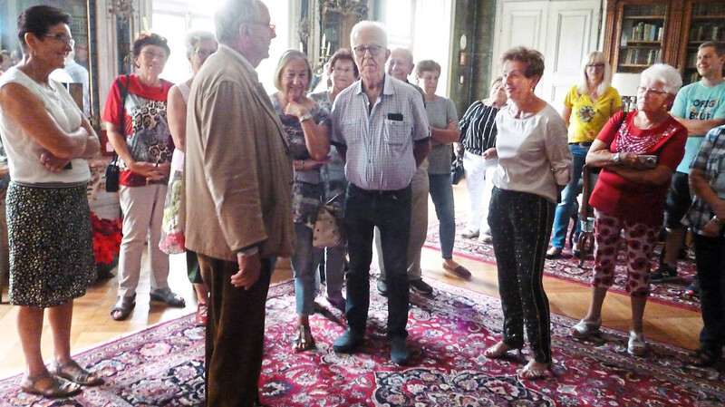 Mit großer Aufmerksamkeit lauschten die Besucher den Ausführungen des Schlossherrn.