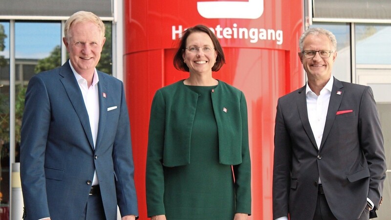 Die Vorstandsmitglieder Markus Witt (v. l.), Irene Dullinger und Manfred Pitzl zeigten sich zufrieden mit der Bilanz der Sparkasse Regensburg.