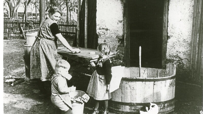 Waschtag auf dem Bauernhof  Foto von Wilhelm Nortz, um 1935.