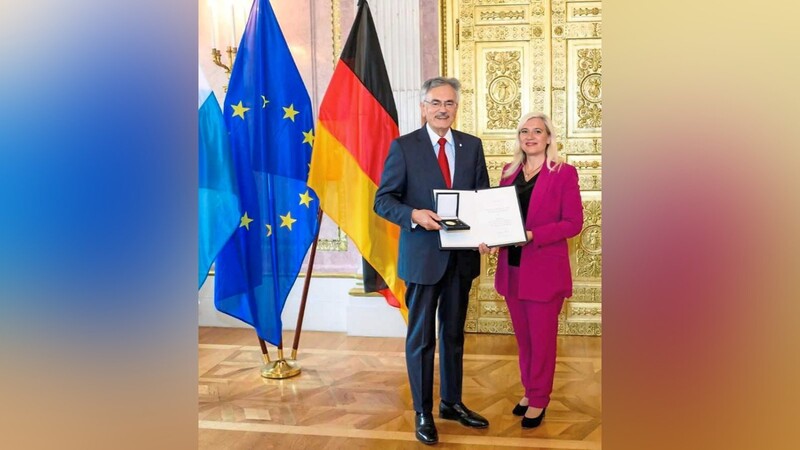 "Internationalisierung Bayerns mit auf den Weg gebracht": Europaministerin Melanie Huml zeichnete Wolfgang Herrmann am Mittwoch mit der bayerischen Europamedaille aus.