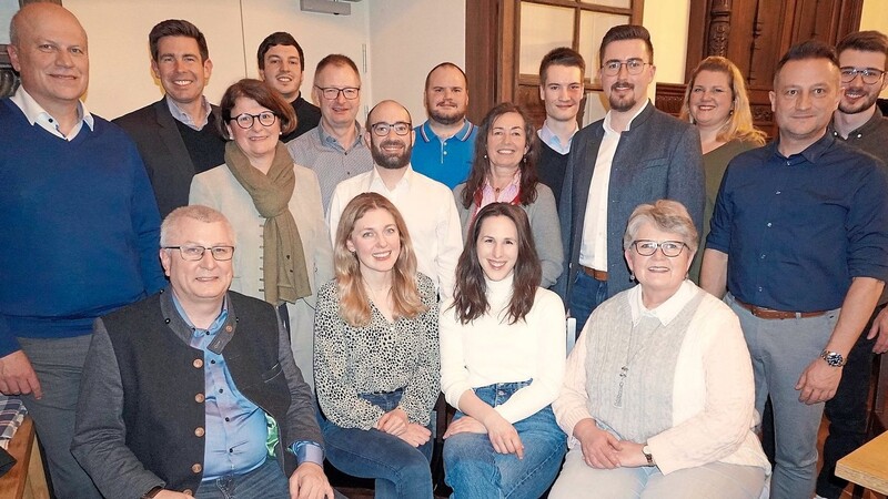 Der CSU-Ortsverband Schierling hat eine neue Vorstandschaft gewählt. Außerdem stellten sich Patrick Großmann (stehend zweiter von links) und Rita Blüml (dritte von links) als Kandidaten für die Landtags- und Bezirkswahl im Herbst vor.