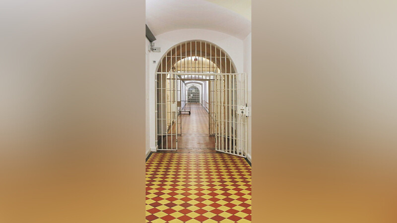 Lange Flure und überall Gitter. 2.715 Türen gibt es in Stadelheim - und noch mehr Schlösser. Denn manche Türen sind mehrfach gesichert.