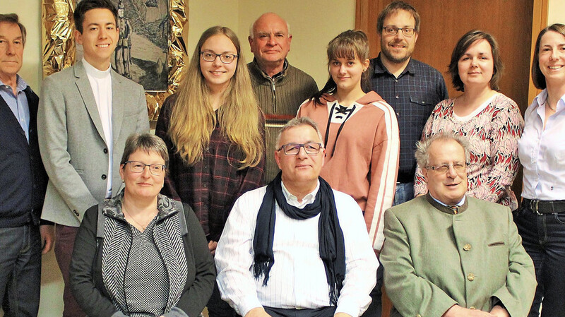 Die Vorstandschaft der Kolpingsfamilie Roding um Vorsitzenden Michael Fleck (vorne Mitte), der als Vorsitzender bestätigt wurde.