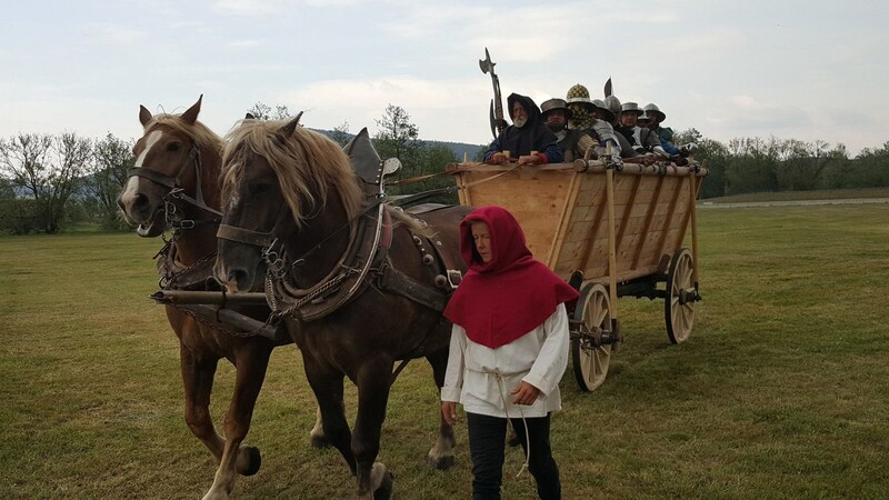 Erstmals wurden auch die Fahrt in einem absolut originalgetreuen Streitwagen, gezogen von Pferden, und die Bildung einer Wagenburg geübt.
