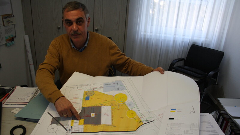 Bürgermeister Robert Kiermeier zeigt auf dem Geländeplan der Kläranlage die neu geplante Bauhofhalle.