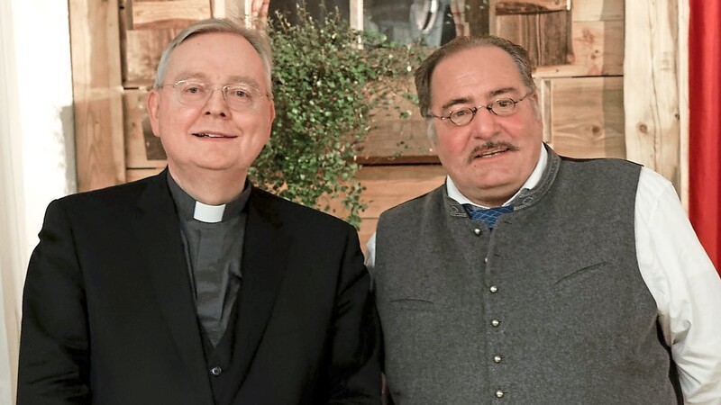 Domdekan Dr. Hans Bauernfeind und Pfarrer Alfred Binder freuten sich über die rege Beteiligung an der Veranstaltung im Rahmen der Visitation.