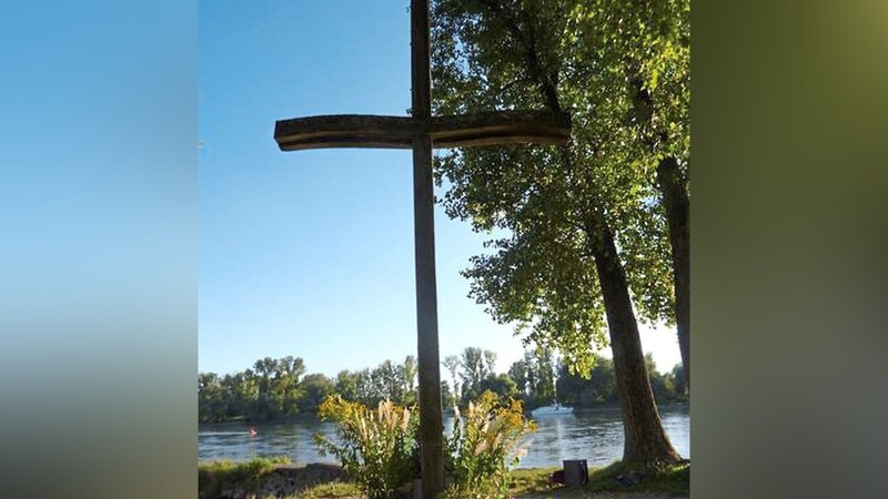 Das Donaukreuz am Ufer in Niederalteich.