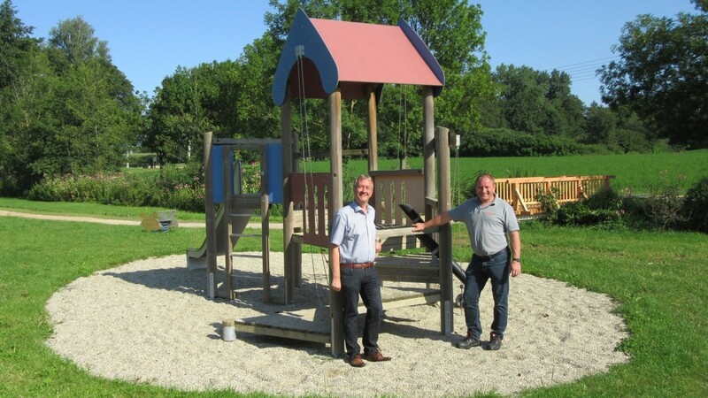 Bürgermeister Herbert Blascheck und Bauhofleiter Heribert Roithmeier am neuen Spielplatz.
