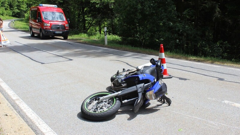 Bei Achslach kam es am Mittwoch zu einem schweren Unfall. Ein junger Motorradfahrer wurde dabei schwer verletzt.