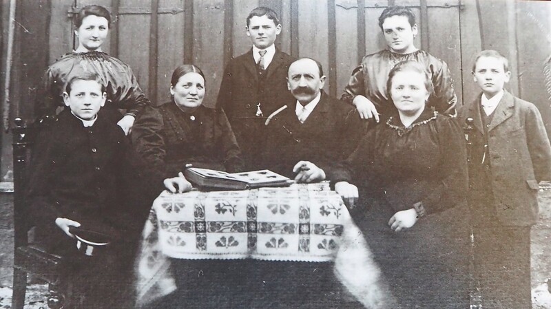 Familie Maier im Jahr 1922 (16.2) - er ist der Junge links.