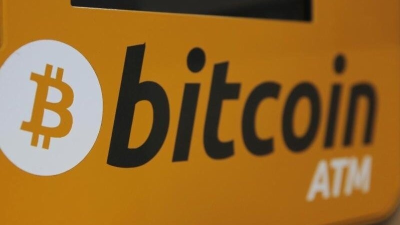 Ein Bitcoin-Logo ist auf einem Geldautomaten in Hongkong zu sehen. (Symbolbild)