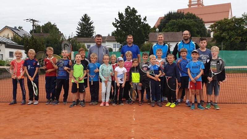 Die Teilnehmer des Schnupper-Tenniskurses im September mit dem neuen Trainer Arpi Csizmarik (links) und weiteren TC-Mitgliedern.