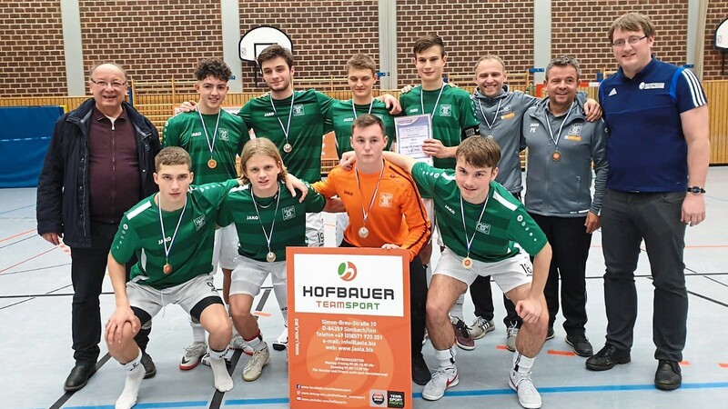 So sehen Sieger aus: Die U19-Mannschaft der Spvgg Grün-Weiß Deggendorf mit Trainern und Ehrengästen.