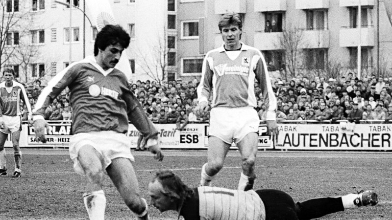 EINE SCHÖNE ZEIT: Die SpVgg Landshut begeisterte in der Saison 1985/86 im Hammerbachstadion mit herzerfrischendem Angriffsfußball. Stürmer Hans Viehbeck (Foto) erzielte insgesamt 15 Saisontreffer, in dieser Szene scheiterte er freilich vor der Rekordkulisse von rund 10.000 Zuschauern an "Löwen"-Keeper Thomas Zander.