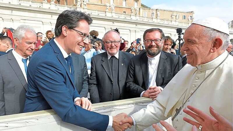 Papst Franziskus bedankt sich mit einem Handschlag bei Oberbürgermeister Christian Moser.