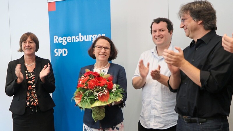 Dagmar Kick (l.), der Stadtverbandsvorsitzende Juba Akili und Fraktionsvorsitzender Klaus Rappert (r.) gratulierten Gertrud Maltz-Schwarzfischer zu ihrer Wahl.