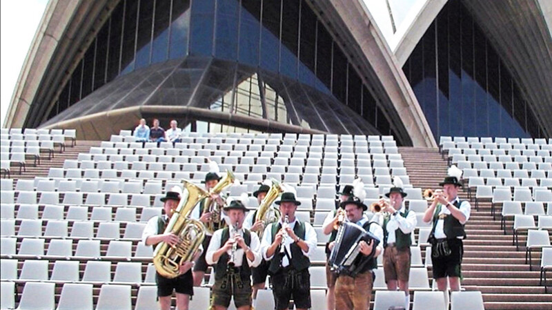 In Sidney machten die Holledauer Musikanten vor der Oper Musik.