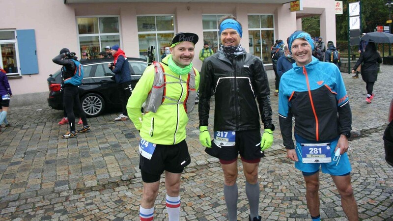 Flori Kiesl, Markus Mingo und Franz Hacker sind vor dem Start zum Chiemgau-Trail-Run 2020 guter Dinge.