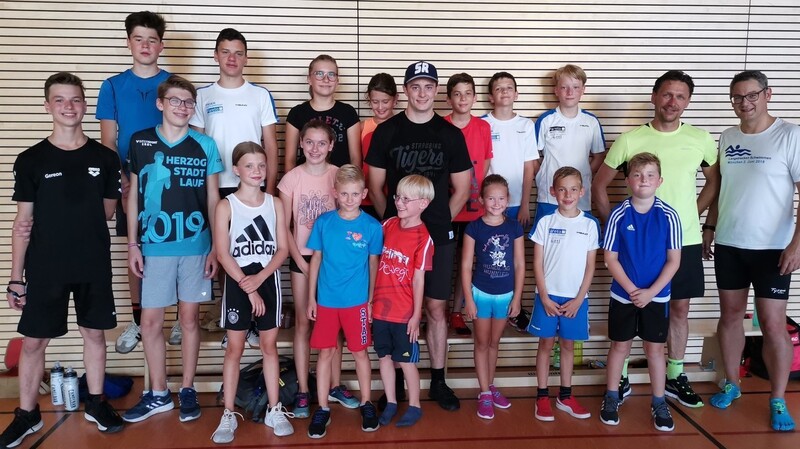 Eishockey-Nationalspieler Stefan Loibl (Mitte, schwarzes T-Shirt) trainierte mit dem Straubinger Schwimm-Nachwuchs.