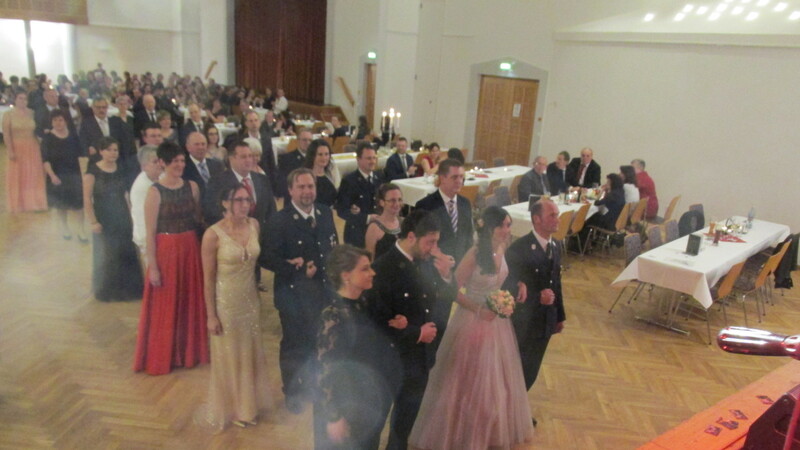 Angeführt von Ballkönigin Nina Aumer und Vorsitzendem Thomas Hernauer zog die Wehr in den Ballsaal.