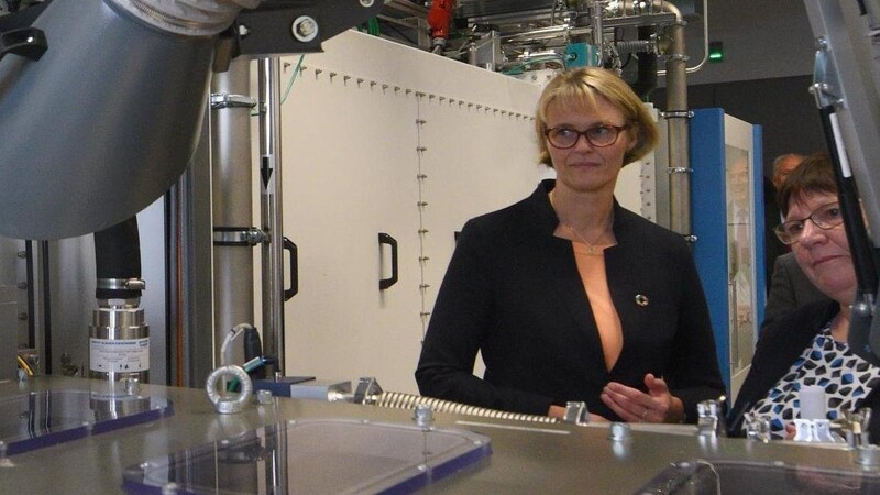 Forschungsministerin Anja Karliczek besucht ein Labor in Ulm.