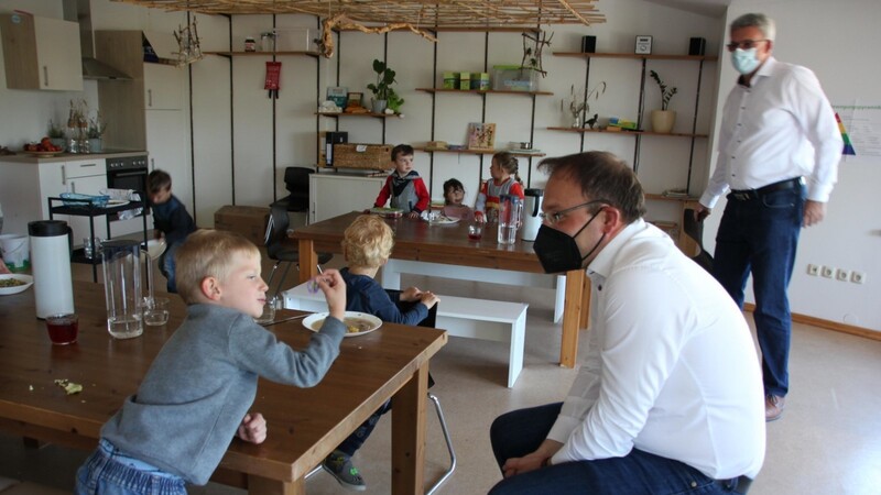 Bürgermeister Martin Stoiber besuchte die Kinder im Freilandkindergarten.