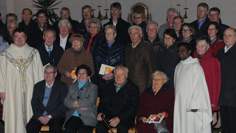 Pfarrer Thomas Gleißner und Pater Victor Maria Susai feierten mit den Jubelpaaren einen Festgottesdienst und dankten Gott für die Jahre.