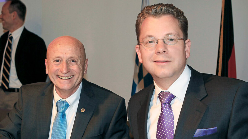 Seit viereinhalb Jahren ist Nicolas von Oppen (rechts, bei der Vertragsunterzeichnung mit dem damaligen Oberbürgermeister Hans Rampf) Geschäftsführer des Klinikums. Nun wir er abberufen.